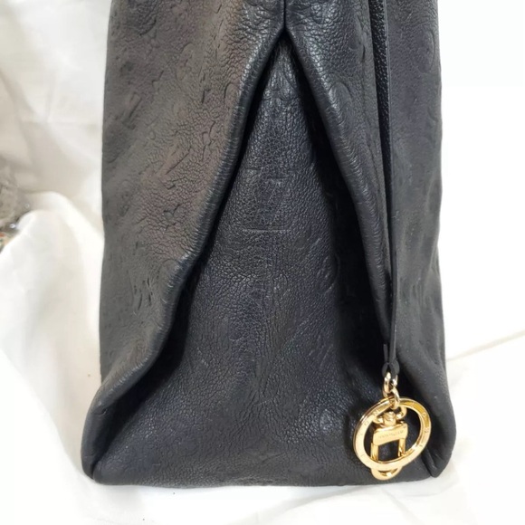 Louis Vuitton Black Monogram
Empreinte Leather Artsy MM Hobo - Picture 6 of 16